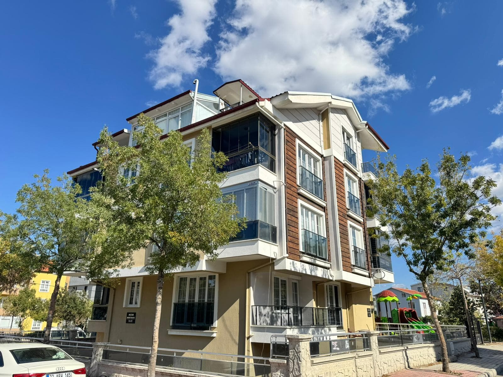 Hızırbey Mahallesi – Özel Tasarımlı, Kapalı Otoparklı, Geniş 5+1 Satılık Daire